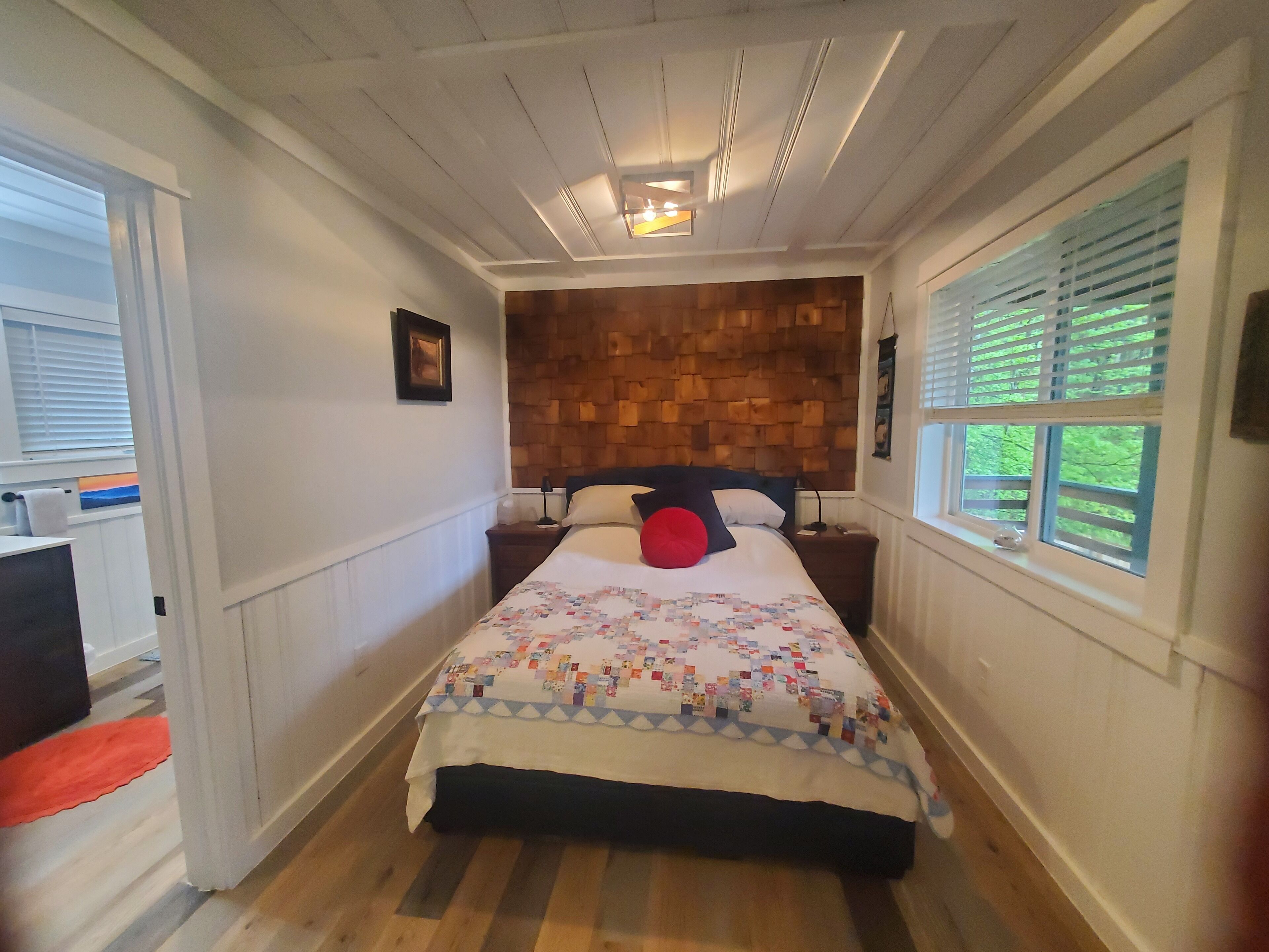 Le Chalet: SFH Quiet cottage: mountain views in town, hi speed wi-fi, private