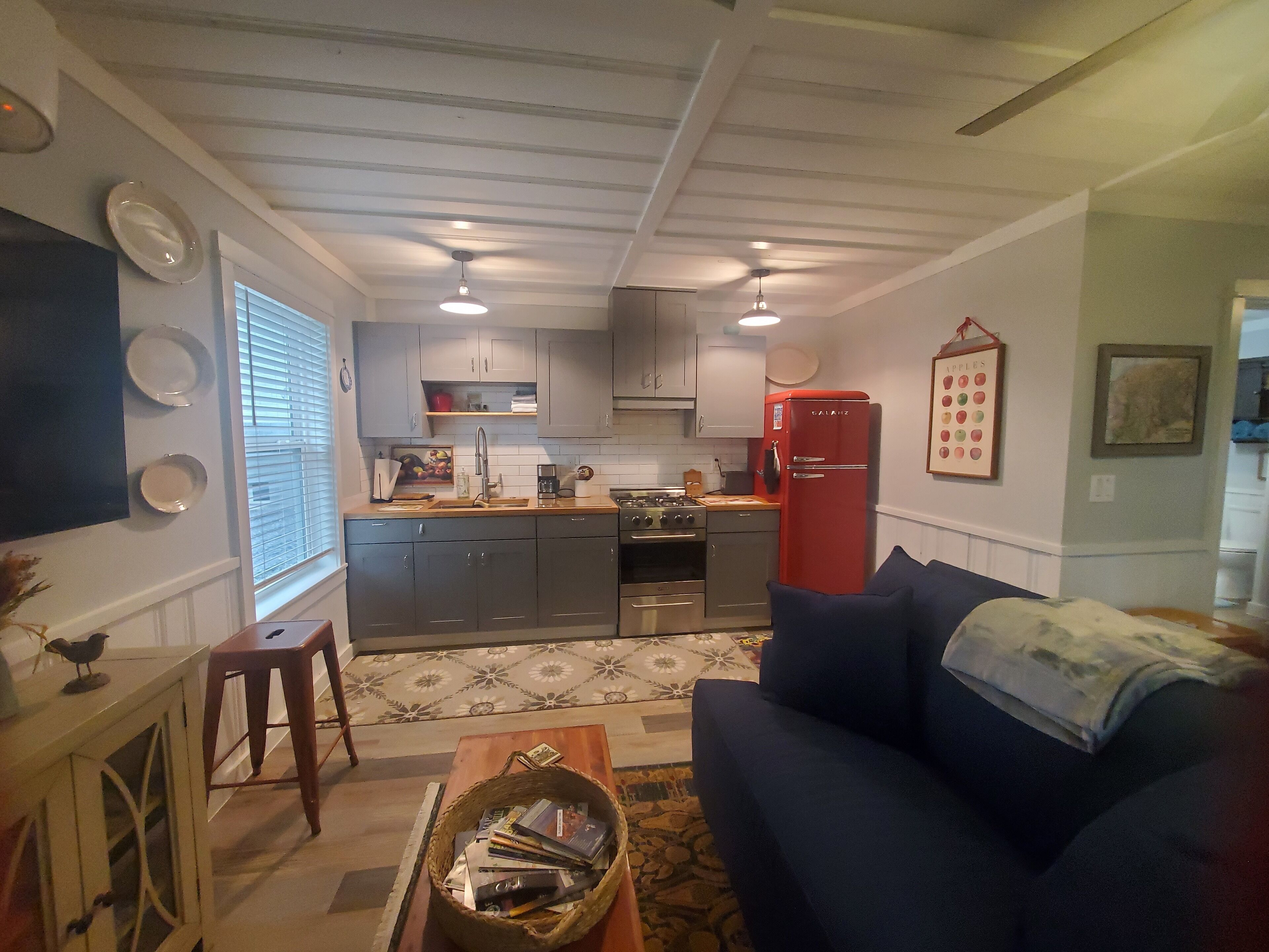 Le Chalet: SFH Quiet cottage: mountain views in town, hi speed wi-fi, private