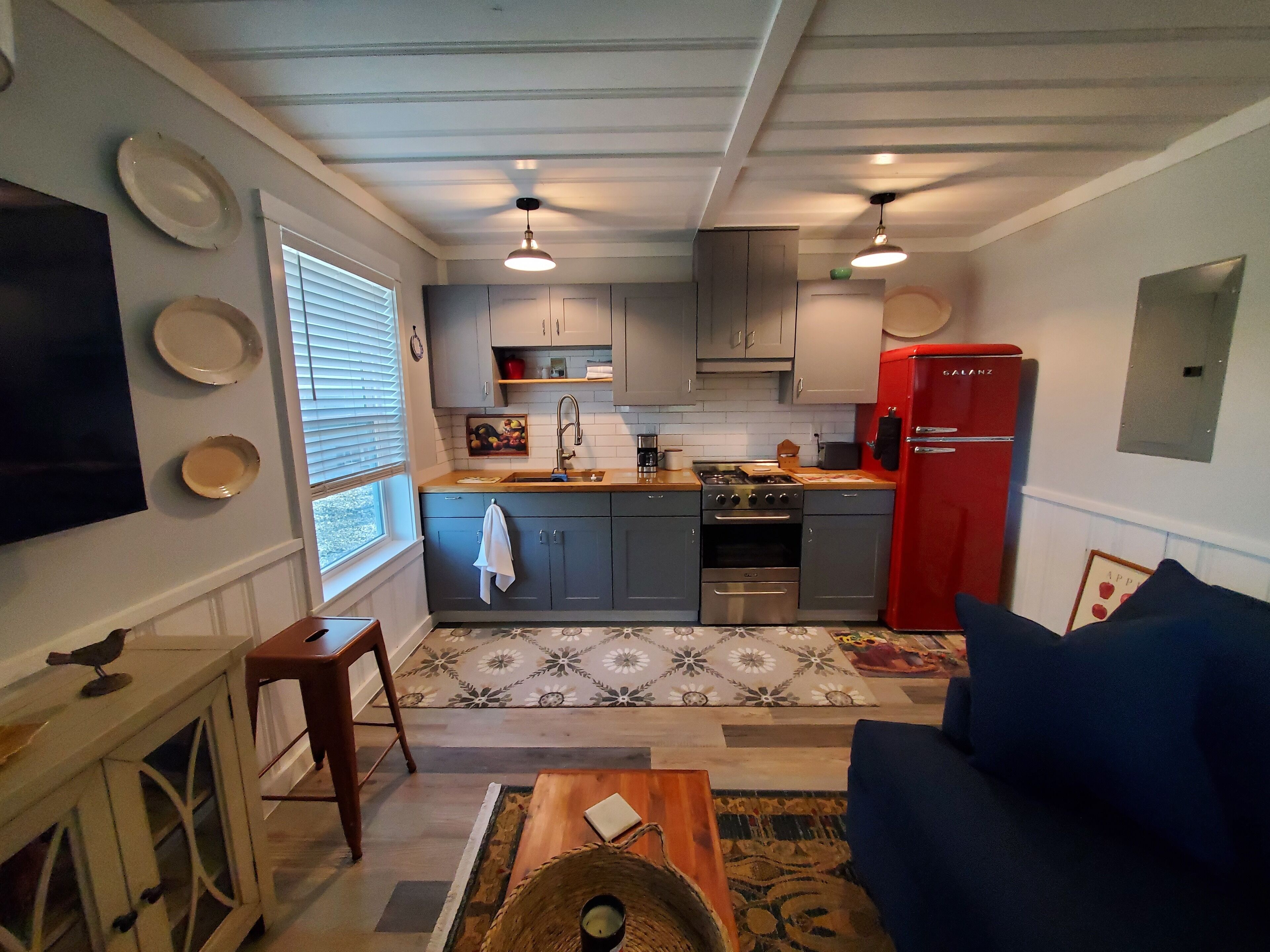 Le Chalet: SFH Quiet cottage: mountain views in town, hi speed wi-fi, private