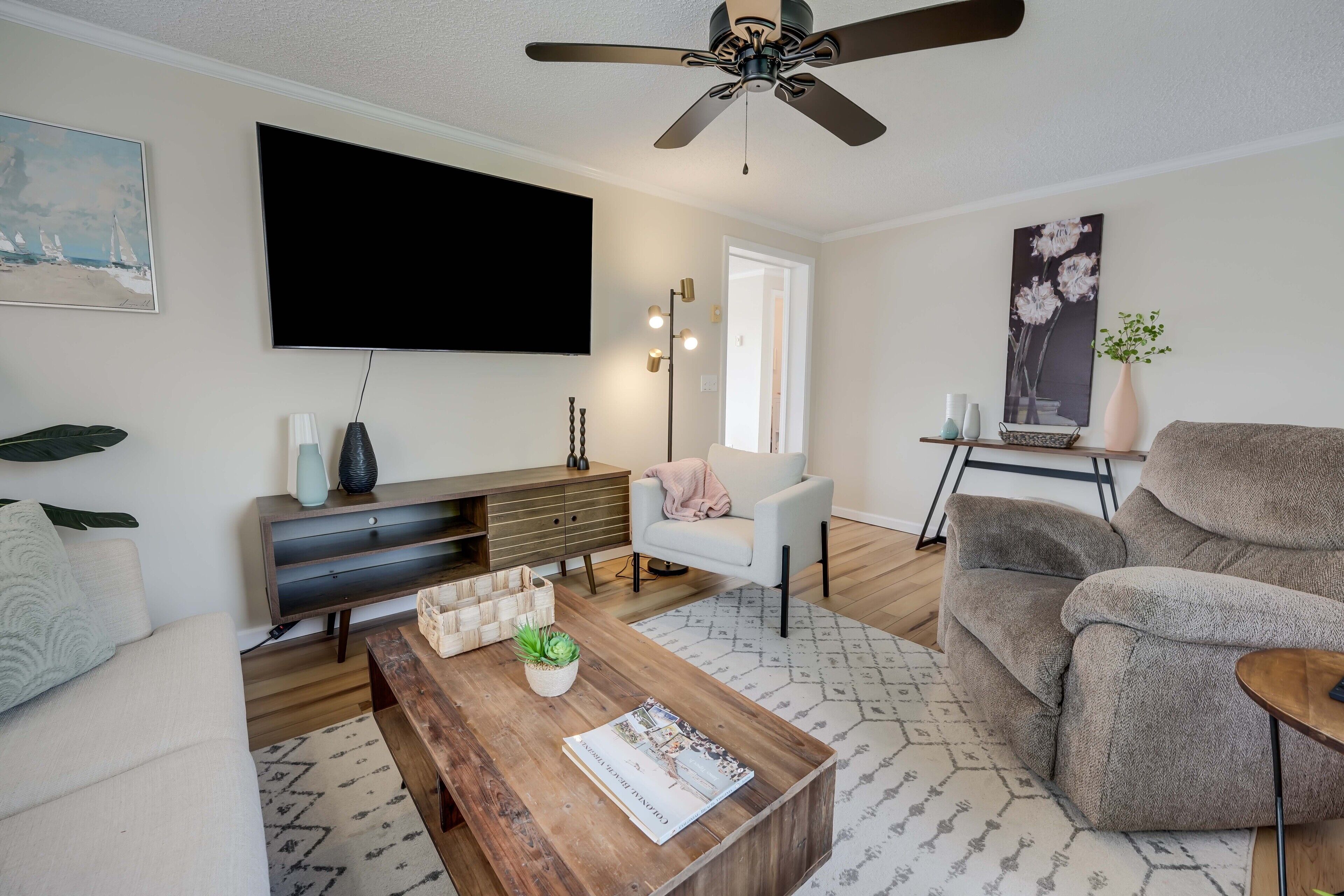 Picture Perfect  Waterfront in town  Sleeps 6  Expansive Outdoor dining area