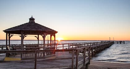 Picture Perfect Waterfront in town Sleeps 6 Expansive Outdoor dining area