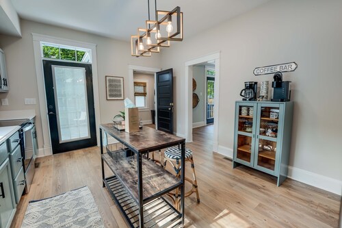 Hawthorn House Remodeled 3BR Walk to Town!