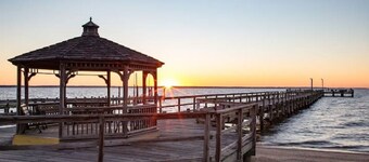 Sunnyside Up - Small Dog Friendly Waterfront Cottage