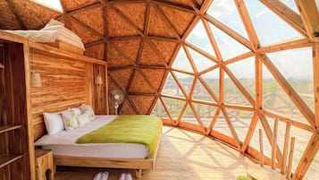 Caja de seguridad en la habitación y ropa de cama