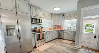 Crab Shack in Town-Walk to beach and restaurants-Sleeps 6