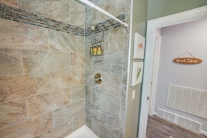 Sèche-cheveux, serviettes fournies, savon, shampoing