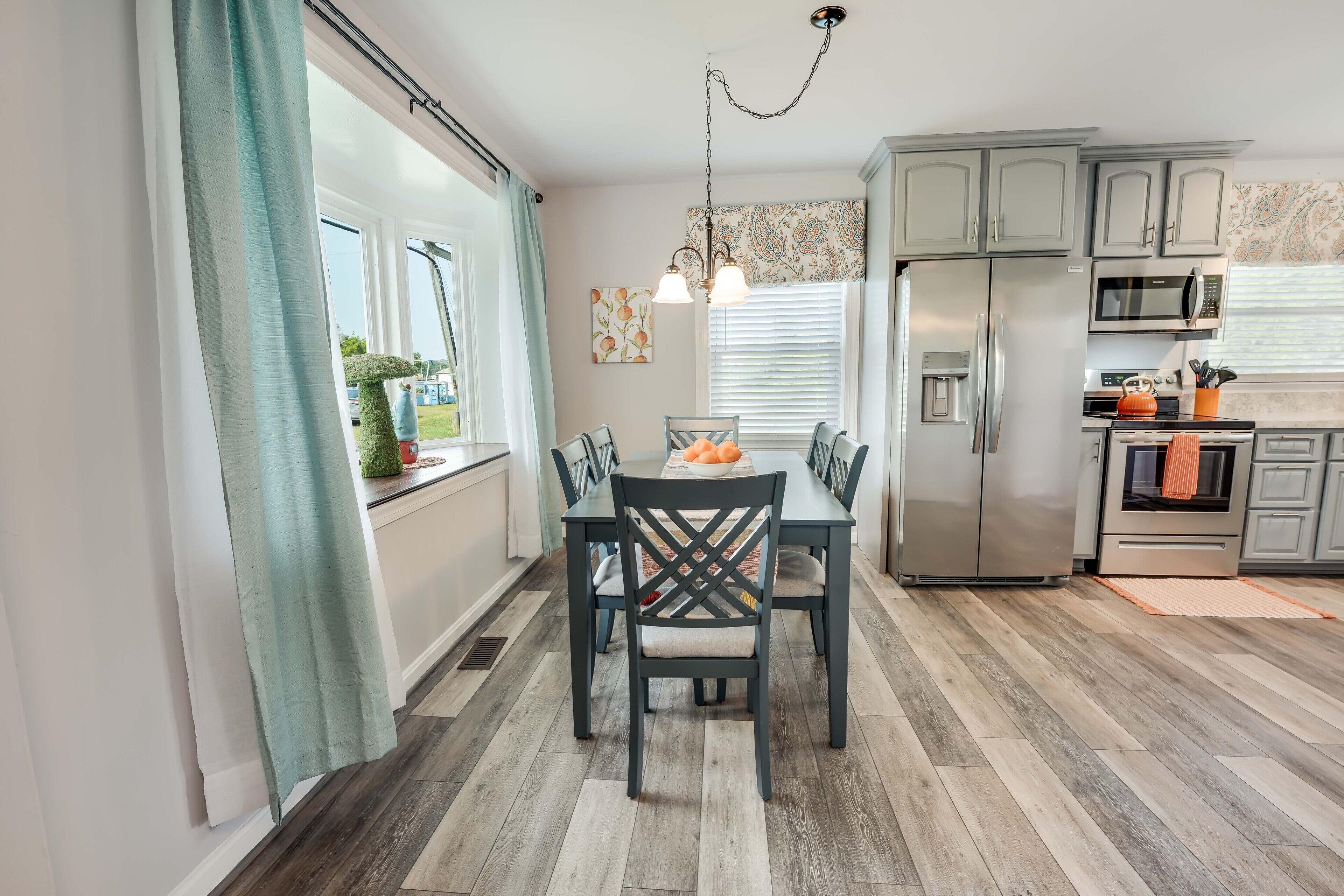 Crab Shack in Town-Walk to beach and restaurants-Sleeps 6