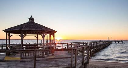 Crab Shack in Town-Walk to beach and restaurants-Sleeps 6