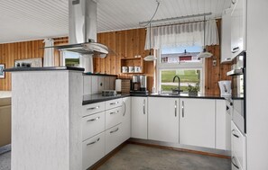Fridge, stovetop, dishwasher, coffee/tea maker - 2 bedroom cozy home in Lemvig (Lemvig)