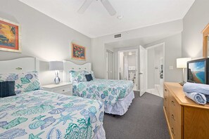 1 quarto, escrivaninha, ferros/tábuas de passar roupa, berço de viagem