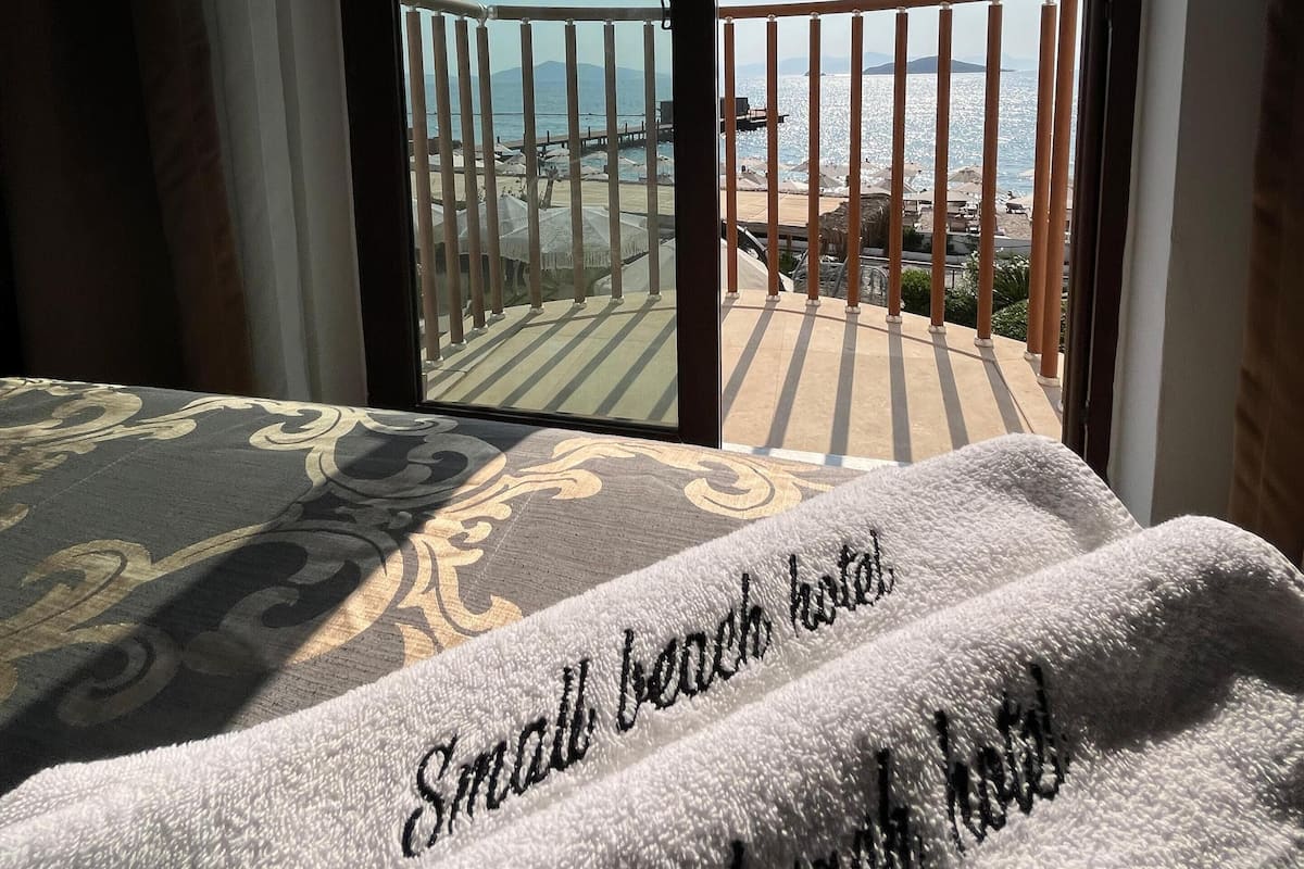 Kamar Double Deluks, pemandangan laut | 1 kamar tidur, seprai antialergi, minibar, dan brankas
