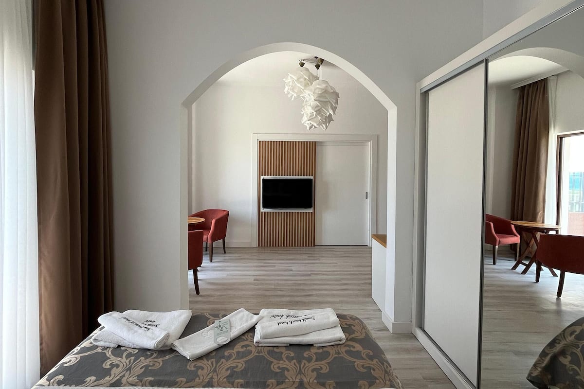 Suite Premium, 1 Tempat Tidur Queen, pemandangan laut, menghadap pantai | 1 kamar tidur, seprai antialergi, minibar, dan brankas