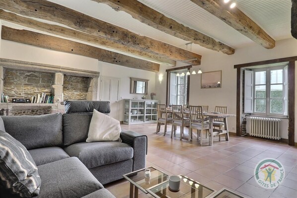 TV, books - La Croix Marelle - Bazouges LA Perouse (BAZOUGES LA PEROUSE)