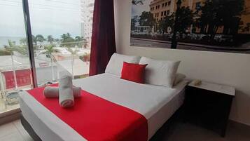 Escritorio y ropa de cama