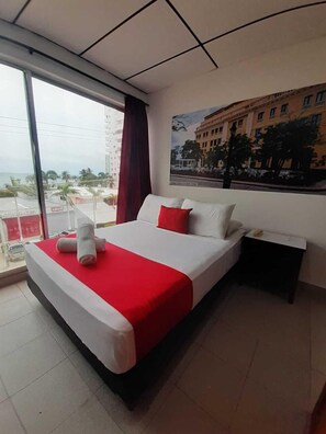 Kahden hengen economy-huone | Työpöytä, vuodevaatteet