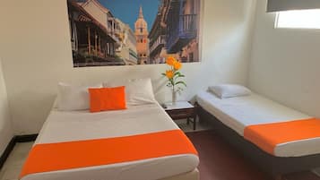 Habitación triple económica | Escritorio y ropa de cama