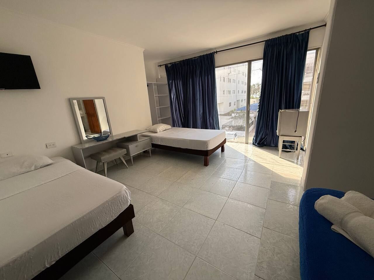 Economy fyrbäddsrum | Skrivbord och sängkläder