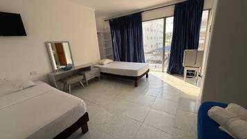 Economy fyrbÀddsrum | Skrivbord och sÀngklÀder