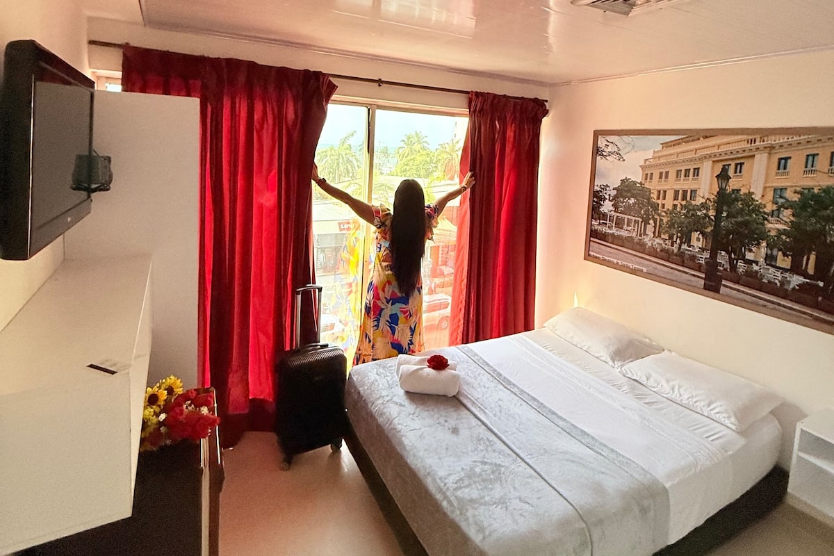 エコノミー ダブルルーム | デスク、ベッドシーツ