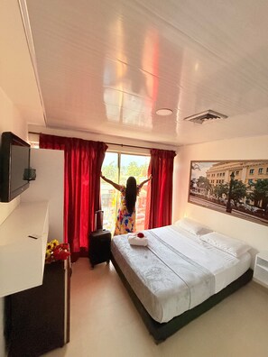 Økonomi-dobbeltrom | Skrivebord og sengetøy