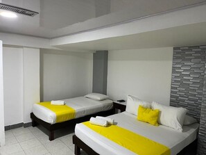 エコノミー トリプルルーム | デスク、ベッドシーツ