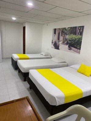 エコノミー 4 人部屋 | デスク、ベッドシーツ