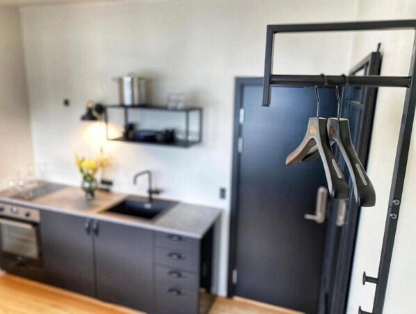 Réfrigérateur, four, plaque de cuisson, cafetière/bouilloire