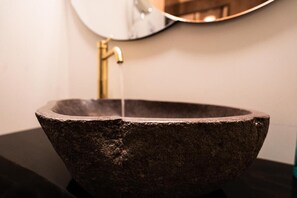 Douche, sèche-cheveux, serviettes fournies, savon