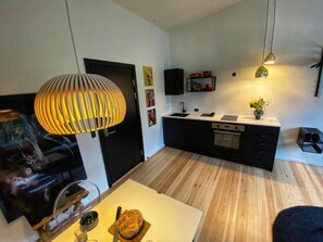 Fridge, oven, stovetop, coffee/tea maker