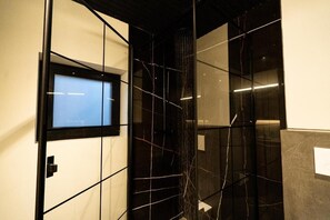 Douche, sèche-cheveux, serviettes fournies, savon