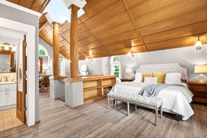 6 bedrooms, desk, iron/ironing board, travel cot - Downtown, 6 kings, Sleeps 14+, Game Room,  Courtyard, Hot Tub (Colorado Springs)