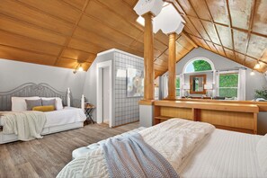 6 bedrooms, desk, iron/ironing board, travel cot