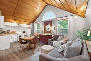 Smart TV, fireplace, table football - Downtown, 6 kings, Sleeps 14+, Game Room,  Courtyard, Hot Tub (Colorado Springs)