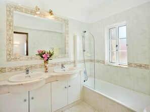 Ensemble douche/baignoire, serviettes fournies