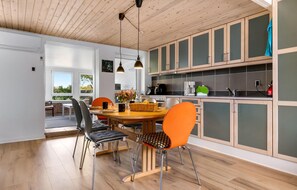 Refrigerador, parrilla de estufa y cafetera y tetera 