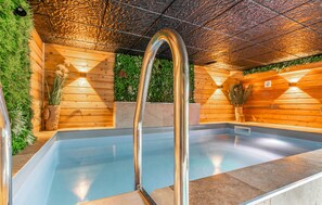 من حمّامات السباحة المغطاة