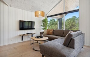 Smart TV, chimenea, futbolito y tenis de mesa 