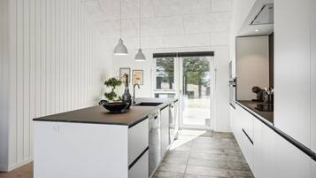 Refrigerador, lavavajillas y cafetera y tetera