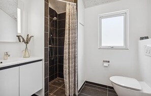 Shower - Awesome home in Hvide Sande with sauna (Hvide Sande)