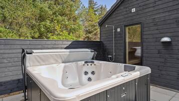 Tina de hidromasaje al aire libre