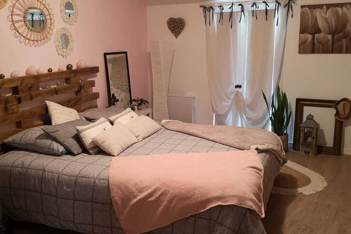 Free WiFi, individually decorated, individually furnished, bed sheets
