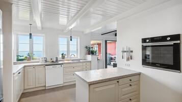 Geladeira, cooktop, lava-louças, cafeteira/chaleira