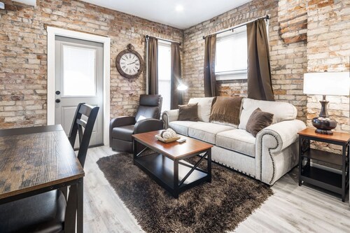 Close To Downtown Comfy 1 Bed 1 Bath Apartment