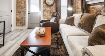 Close To Downtown Comfy 1 Bed 1 Bath Apartment