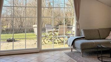 Smart TV, fireplace, DVD player