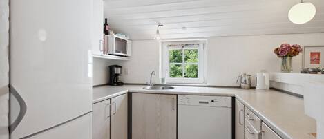 Fridge, dishwasher, coffee/tea maker