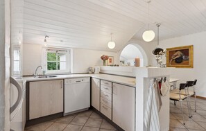 Fridge, dishwasher, coffee/tea maker - Gorgeous home in Hemmet with WiFi (Hemmet)