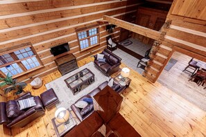 TV connectée, cheminée, livres