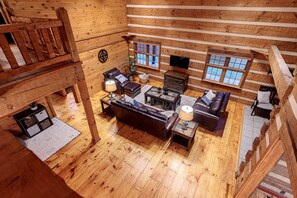 TV connectée, cheminée, livres