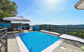 Utomhuspool och uppvärmd pool